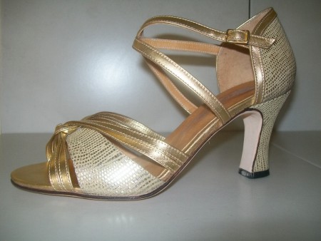 MODELO 01.- $750.- Sandalia en cabritilla dorada, con tiras cruzadas. Taco 6.0 cm. Precio: $750.-